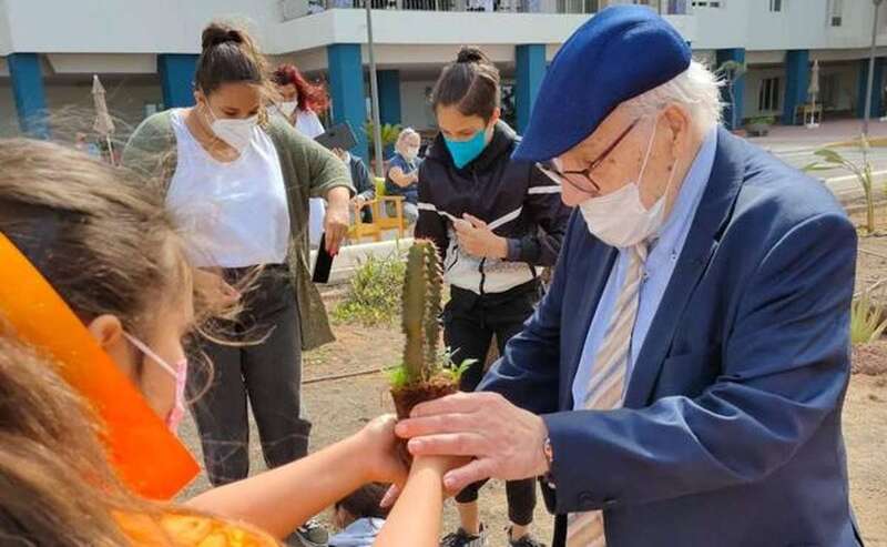 Mayores y escolares ya han realizado dinámicas conjuntas como una plantación en las inmediaciones de la Residencia de Taliarte/C7.